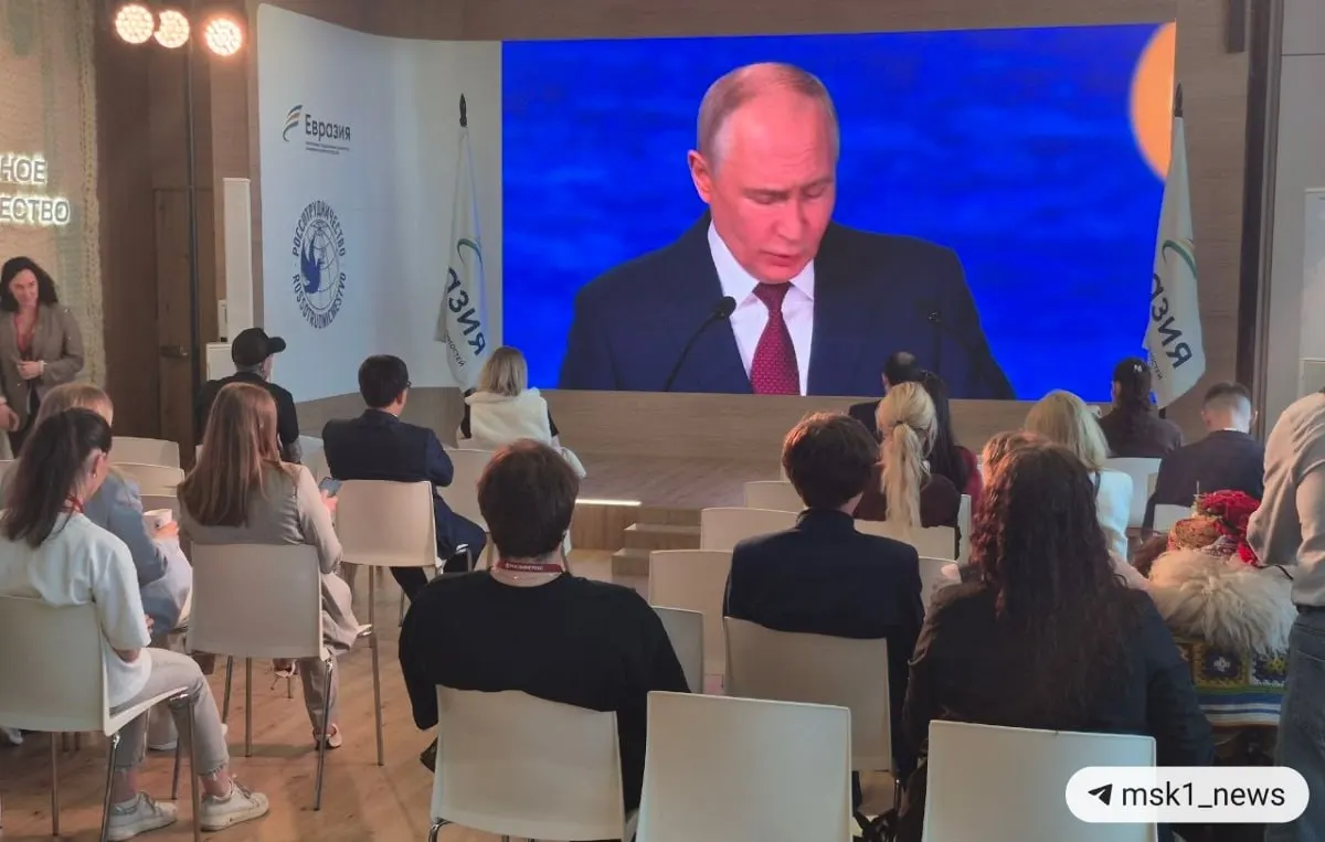 Президент подчеркнул смещение экономического роста в пользу новых центров Глобального Юга, рост роли БРИКС и влияние хищения резервов на валюты западных стран.