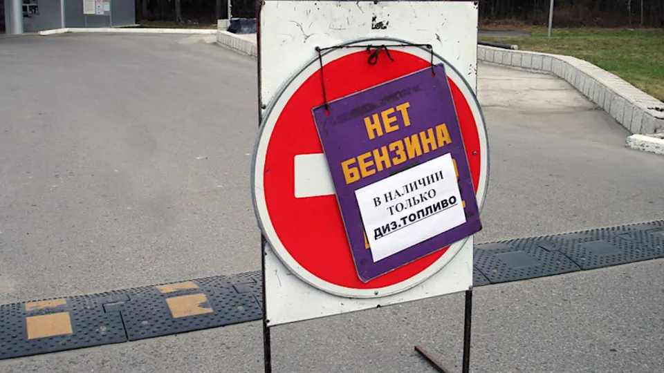 В Севастополе с ночи 3 июня топливо будет отпущено только для оперативных служб до первой половины дня; в течение дня ожидается возобновление продаж. Ограничения — часть масштабного топливного кризиса в ряде регионов России и оккупированных территорий.