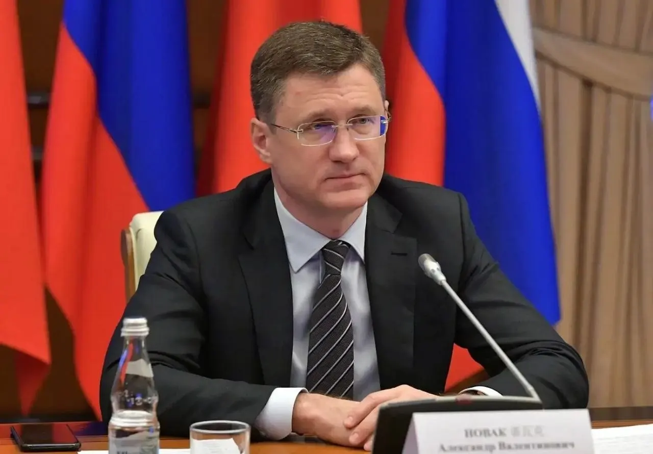 Вице‑премьер заявил, что топливо в стране в достаточном объёме, ажиотаж искусственно поднял спрос на 20–30%, власти корректируют логистику поставок с учётом потребностей регионов.