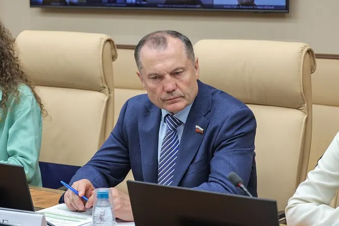 В Совете Федерации предлагают законодательно закрепить, что студенты вузов и колледжей должны проводить до 50% учебного времени на базовых предприятиях; в инициативе не указаны механизмы оплаты и защиты прав учащихся.