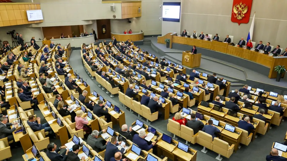 В экстренном порядке депутаты одобрили поправки, которые дают кабмину возможность наращивать расходы и внутренние заимствования сверх пределов, прописанных в законе о бюджете. Решение принято на фоне роста дефицита и увеличения затрат на обслуживание долга.