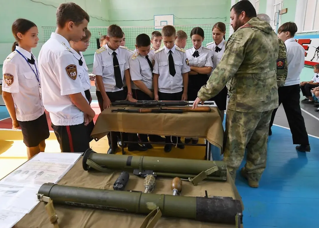 Российское военно-историческое общество предложило вовлечь старшеклассников и студентов в запись рассказов военнослужащих и волонтёров для пополнения школьных экспозиций и создания цифрового архива — идею, по словам организации, поддержало Минобрнауки.