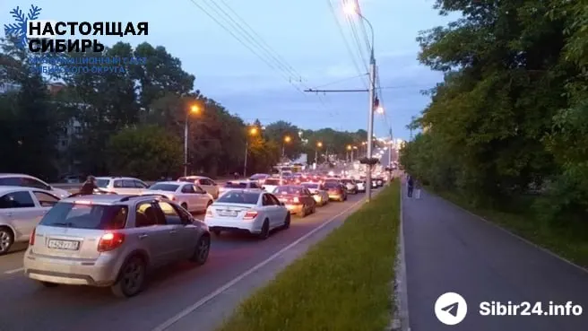 АЗС вводят жёсткие лимиты и переходят на обслуживание по контрактам: водители ждут по 8–9 часов, автобусы рискуют остаться без горючего. Региональные власти просят экстренные поставки топлива на федеральном уровне.