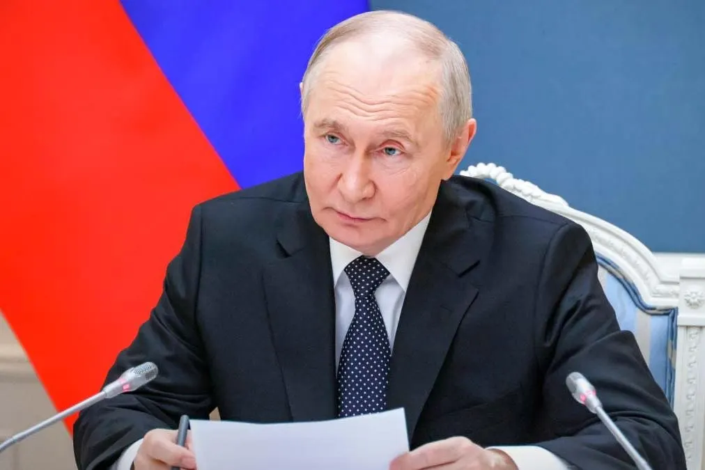 Указ расширяет действие механизма из постановления 2022 года: теперь отсрочка или приостановка выплат может касаться и депозитов иностранных вкладчиков из признанных Россией «недружественных» стран.