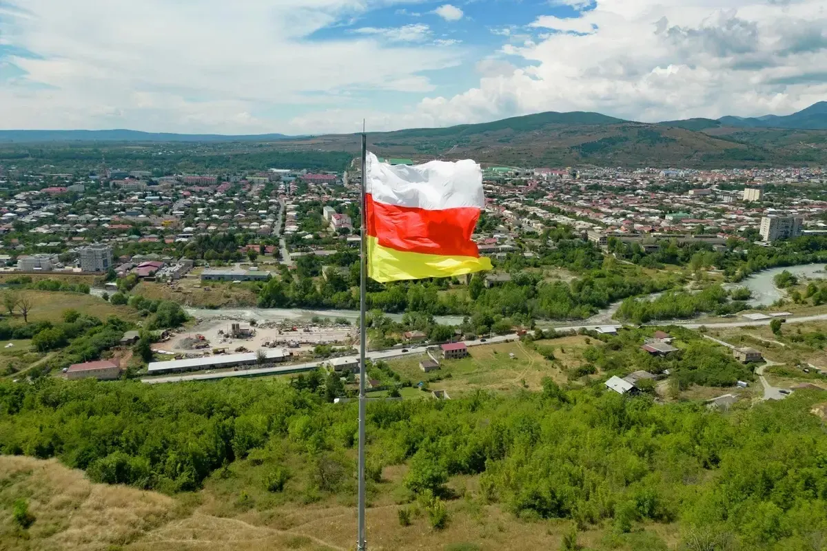 Новый исполняющий обязанности президента Южной Осетии Марат Камболов с первых дней провёл проверки на пропускном пункте, раскритиковал таможенников и потребовал ускорить пересечение границы. Он пообещал взять под личный контроль погашение задолженностей по зарплатам и станет ключевой фигурой в республике на фоне усиления влияния Москвы.