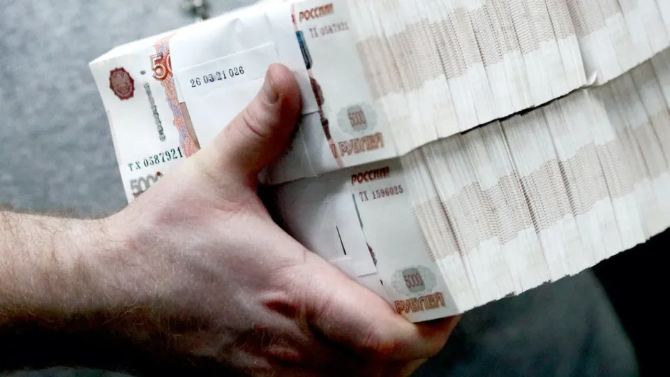 Сбербанк отмечает массовый отток в наличные: за апрель из банков вывели 600 млрд руб., с мая‑2025 — около 2,5 трлн. Центробанк ужесточил контроль за снятием и внесением наличных.