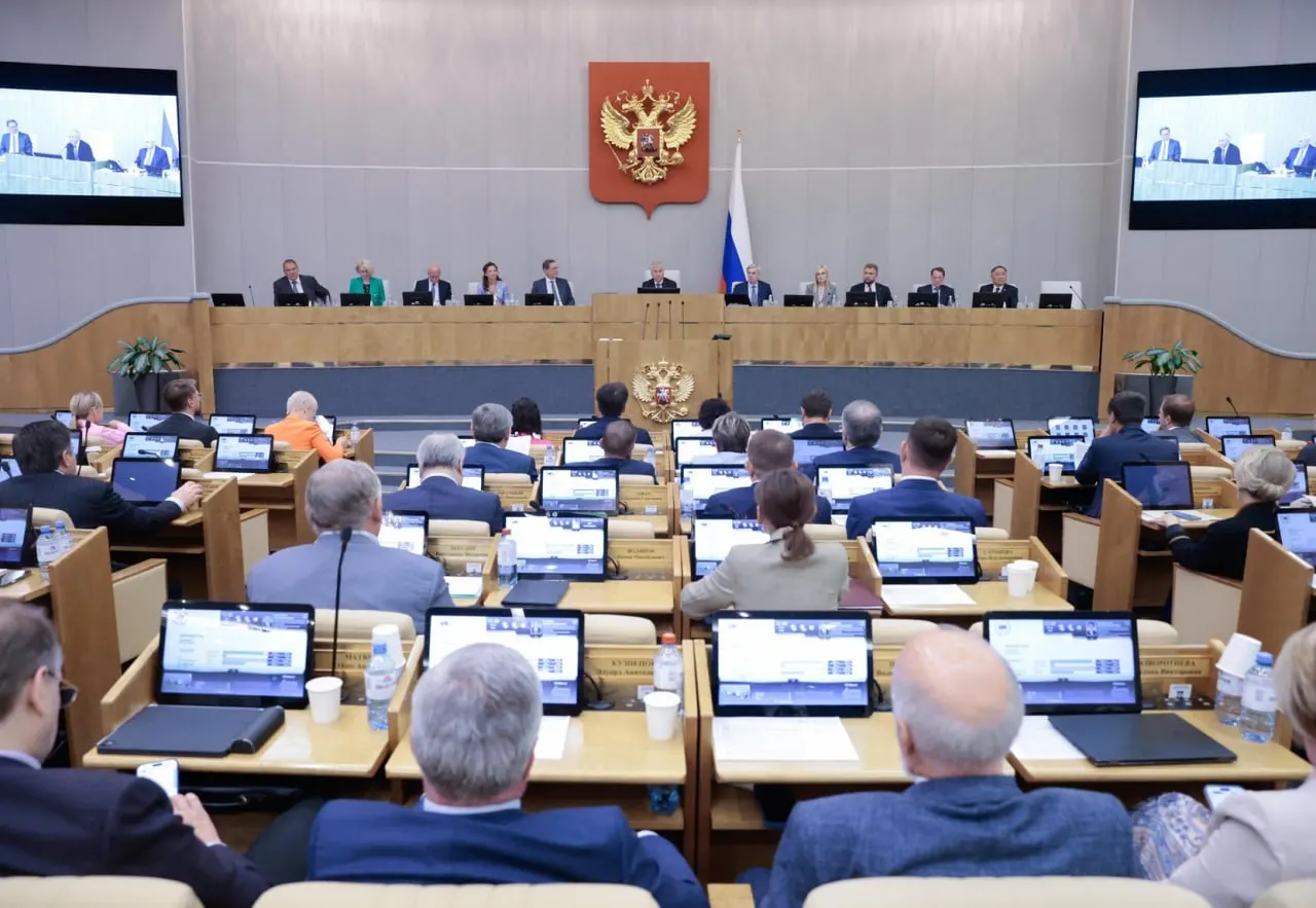 Анализ данных системы законотворчества показывает: Госдума утверждает 84% правительственных и 99% президентских проектов, тогда как депутатские инициативы проходят около 25%. Многие депутатские проекты фактически готовят исполнительные органы.