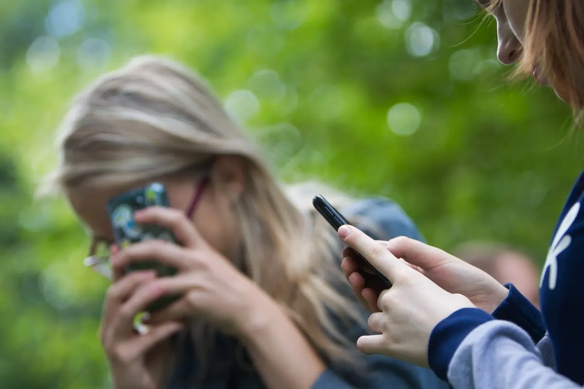 Родителям предложат возможность уведомлять оператора, что SIM‑карта используется ребёнком: это позволит ограничить рассылки, доступ к контенту 18+ и входящие международные звонки. Операторы обязаны будут бесплатно подключать родительский контроль.