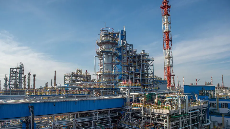 НПЗ «Газпромнефтехим Салават» прекратил переработку нефти и газового конденсата с 14 июля после удара беспилотников. Остановлены обе установки первичной переработки — восстановление может занять от недель до месяцев; это уже пятый крупный НПЗ, остановивший работу в июле.