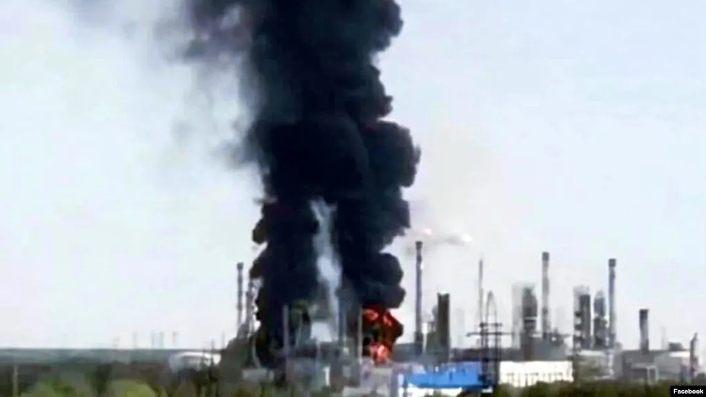 25 июля Тюменский нефтеперерабатывающий завод остановил переработку нефти после удара беспилотника: загорелись установки гидроочистки дизеля и производства высокооктанового бензина.