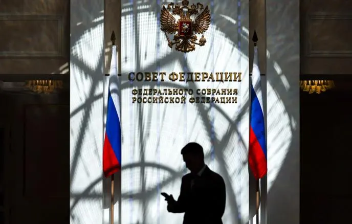 Новый пакет законов предусматривает запреты на получение консульных услуг, регистрацию ИП и самозанятости, использование банковских приложений и ряд других ограничений. Минюст заведёт реестр, а судебные расходы будут списываться с замороженных счетов.