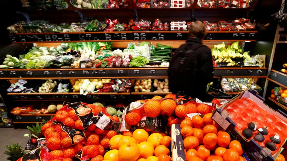Из‑за дефицита и удорожания топлива в России ускорился рост цен на продукты и ряд других товаров: особенно подорожали картофель, лук и капуста, а годовая инфляция топлива приблизилась к 20%.