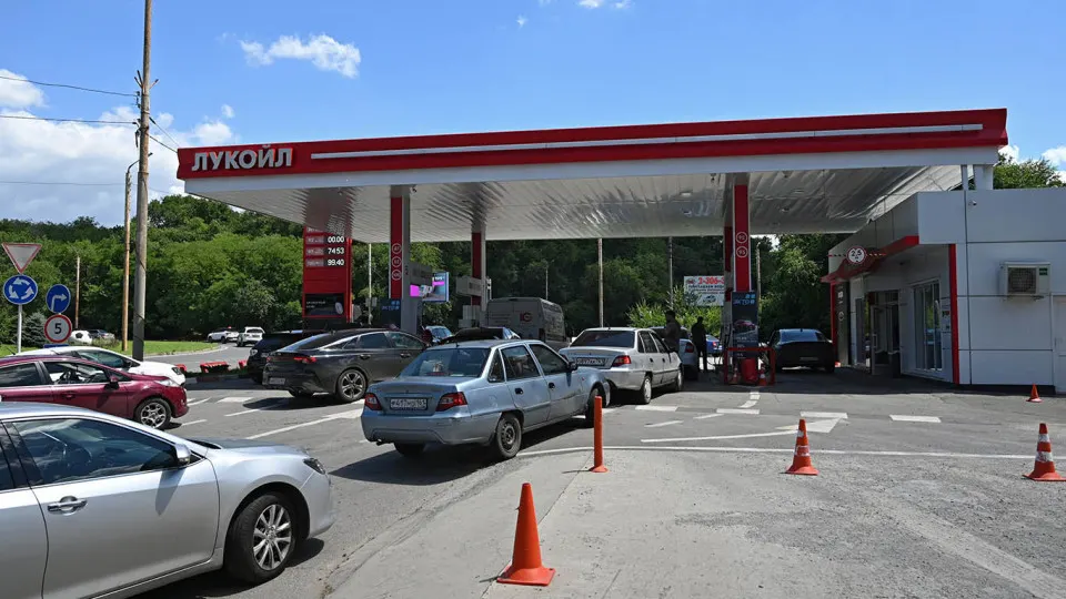 Цена АИ‑92 из Беларуси за неделю выросла на 6% — до 127 тыс. руб. за тонну, с начала мая она увеличилась в 1,8 раза. Объёмы поставок растут, однако мощности белорусских НПЗ не способны компенсировать общероссийский дефицит.