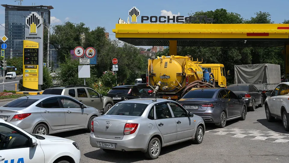 Для дизеля готовят механизм компенсаций импортеров из бюджета — по аналогии с бензином. Мера должна привлечь поставки из-за рубежа на фоне резкого сокращения производства и роста цен, особенно в южных регионах.