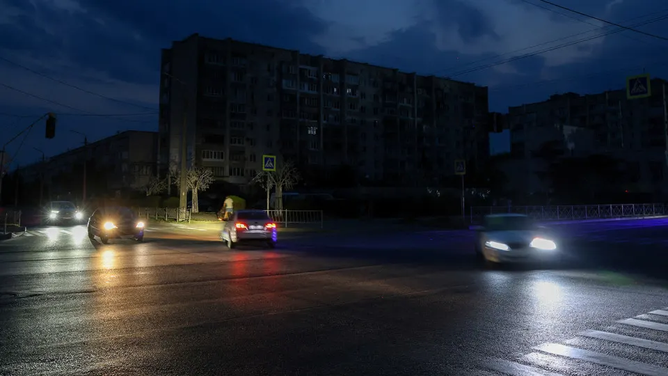 В ряде регионов сокращают автобусные рейсы и повышают тарифы на проезд из‑за дефицита топлива и роста цен; переработка нефти в стране значительно сократилась, что усилило дефицит.