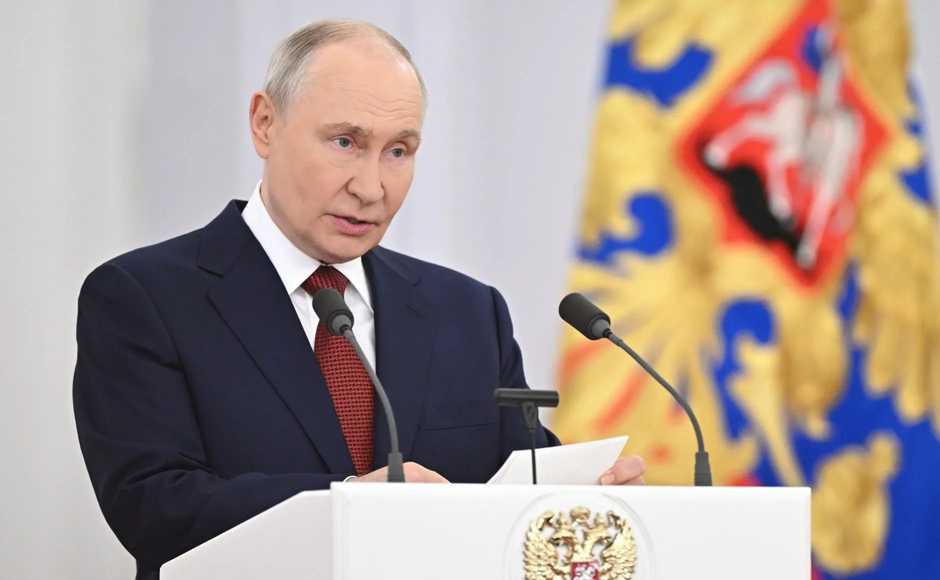 На встрече с депутатами президент обозначил, что Россия добьётся поставленных целей в специальной военной операции, будет отвечать на санкции и сосредоточится на обороне, социальных задачах и поддержке экономики в ближайшие три года.