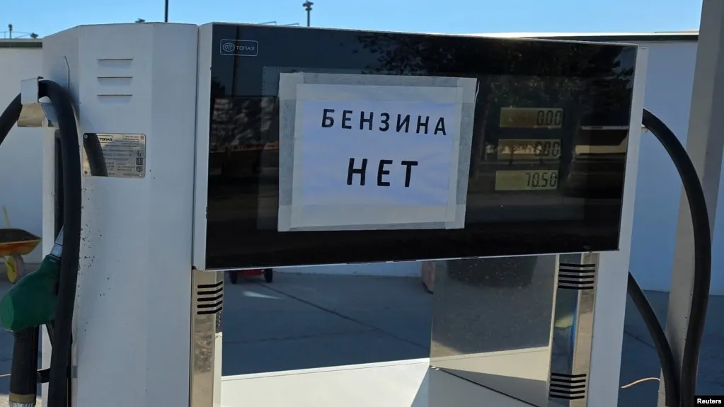 По данным Росстата, за неделю 23–29 июня 2026 года бензин в Севастополе подорожал на 30%. В среднем по стране цены выросли на 1,6% — дефицит и ограничения связывают с ударами по НПЗ, логистическими сложностями и локальными ограничениями поставок.