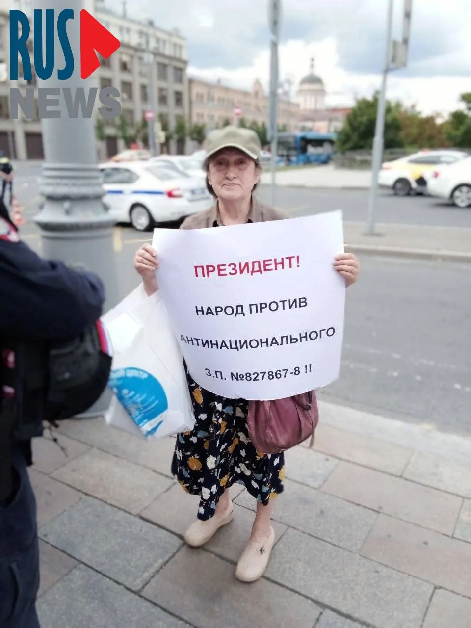 На Старой площади в Москве задержали Наталью Шамину, которая проводила одиночный пикет с требованием не передавать регионам право снимать объекты из госреестра памятников. Активисты опасаются массовых сносов в интересах застройщиков.