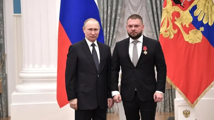 В декларации кандидата от «Единой России» указаны доли в Apple, Intel, Procter & Gamble и фондах FinEx. В партии заявляют, что иностранные активы были отчуждены до подачи документов в ЦИК.