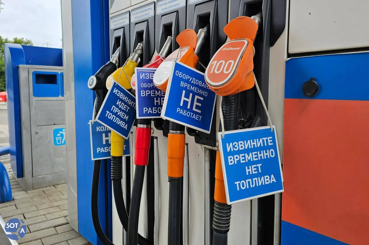 Медианные цены на бензин и дизель в первой декаде июля выросли год к году. Водители переходят на более дешёвые марки, но эксперты предупреждают о структурном дефиците и отсутствии быстрого падения цен.