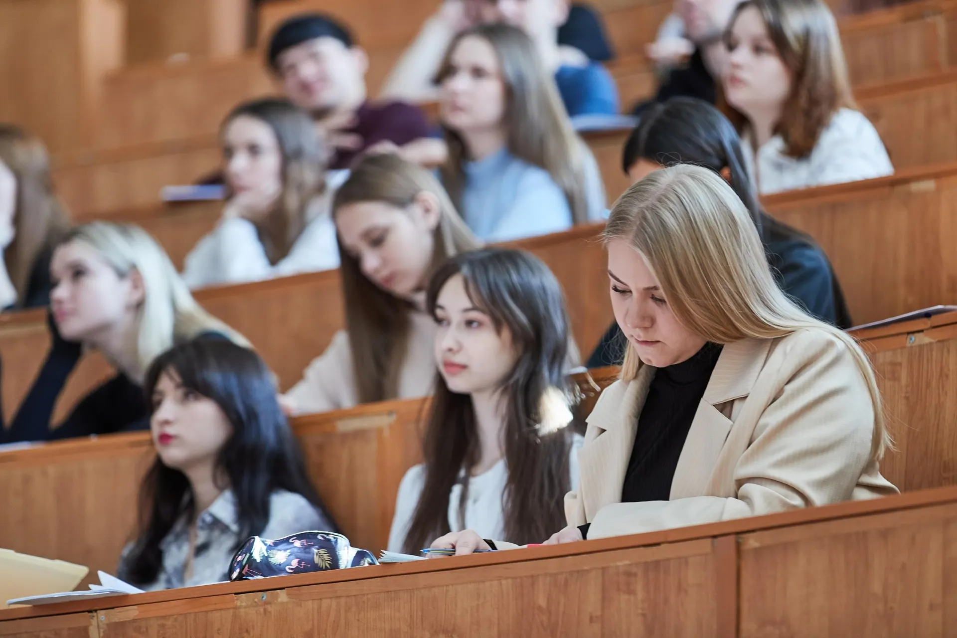 В новых правилах по целевому обучению отменили штрафы и ввели требование компенсировать затраты. Изменения ужесточают условия контрактов и повышают риск отчисления для студентов.