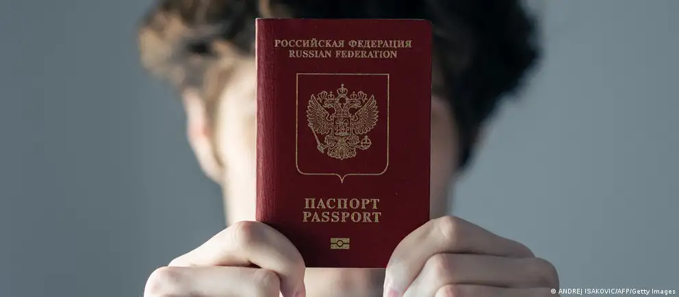 После возражений Франции и Италии в проекте запрета на въезд для россиян введены корректировки: мера ограничится краткосрочными визами и лицами, непосредственно принимавшими участие в боевых действиях в Украине; также расширены гуманитарные и иные исключения.