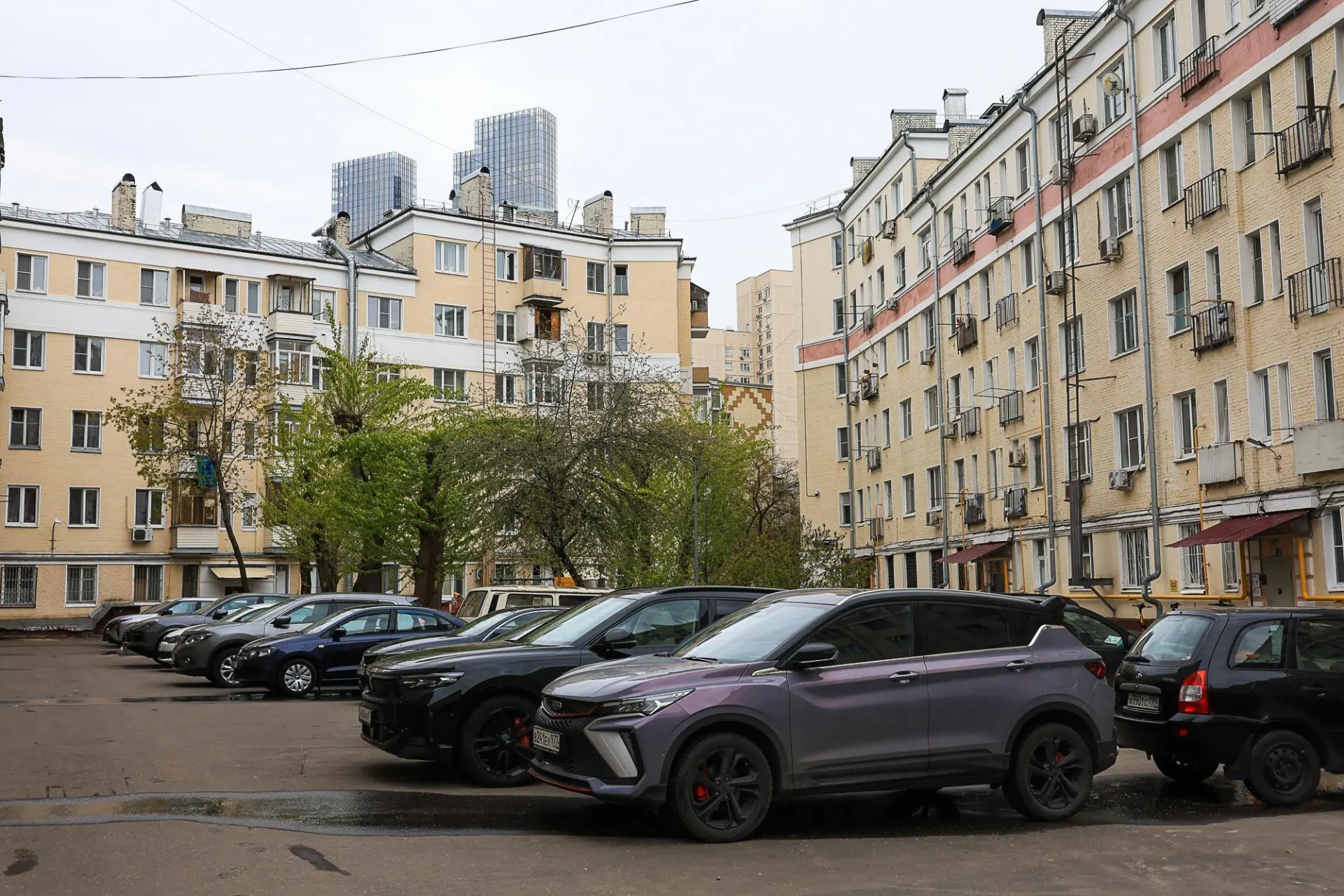 Таможенные службы начали рассылать ретроактивные требования об уплате утилизационного сбора — суммы порой в разы превышают стоимость автомобиля. Письма приходят даже тем, чьи машины ввозили предыдущие владельцы.