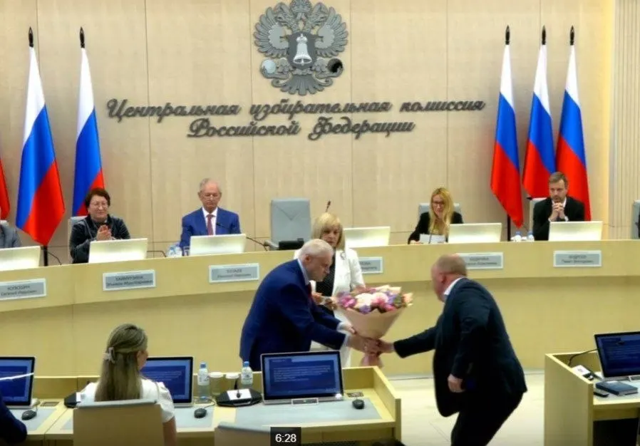 На заседании Центральной избирательной комиссии единогласно подтвердили списки «Справедливой России» и регистрацию 260 кандидатов, выдали удостоверение лидеру партии, утвердили члена комиссии от ЛДПР с правом совещательного голоса и согласовали 43 финансовых уполномоченных «Яблока» в 42 регионах.