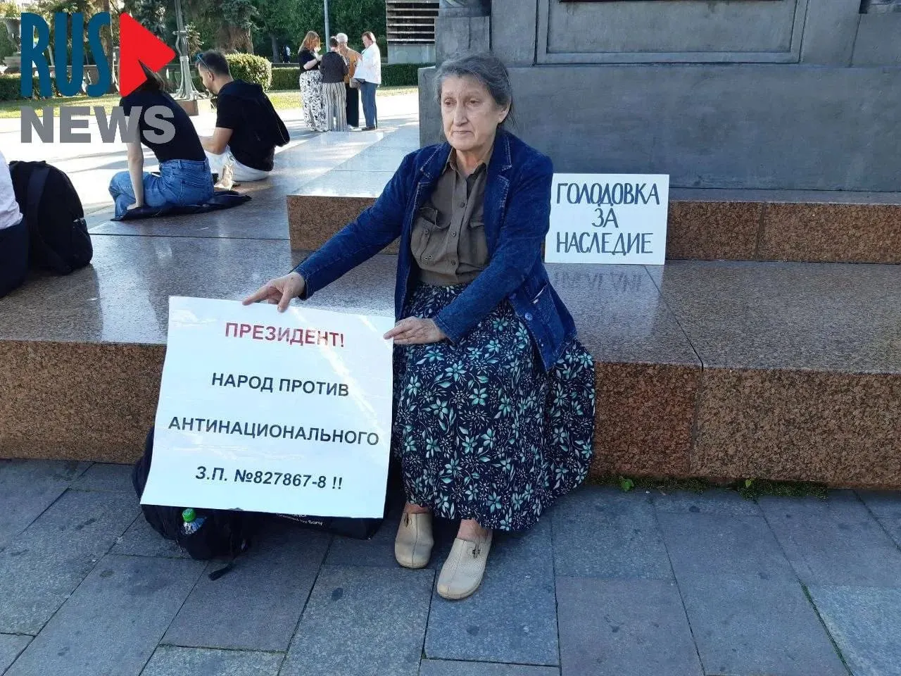 Председатель новосибирского отделения ВООПИК Наталья Шамина объявила голодовку в Москве против поправок, разрешающих лишать памятники охранного статуса. Ее доставили в полицию, а затем поместили в психиатрическую больницу. Еще одна активистка провела пикет в Новосибирске. Общественные организации предупреждают о рисках для культурного наследия.