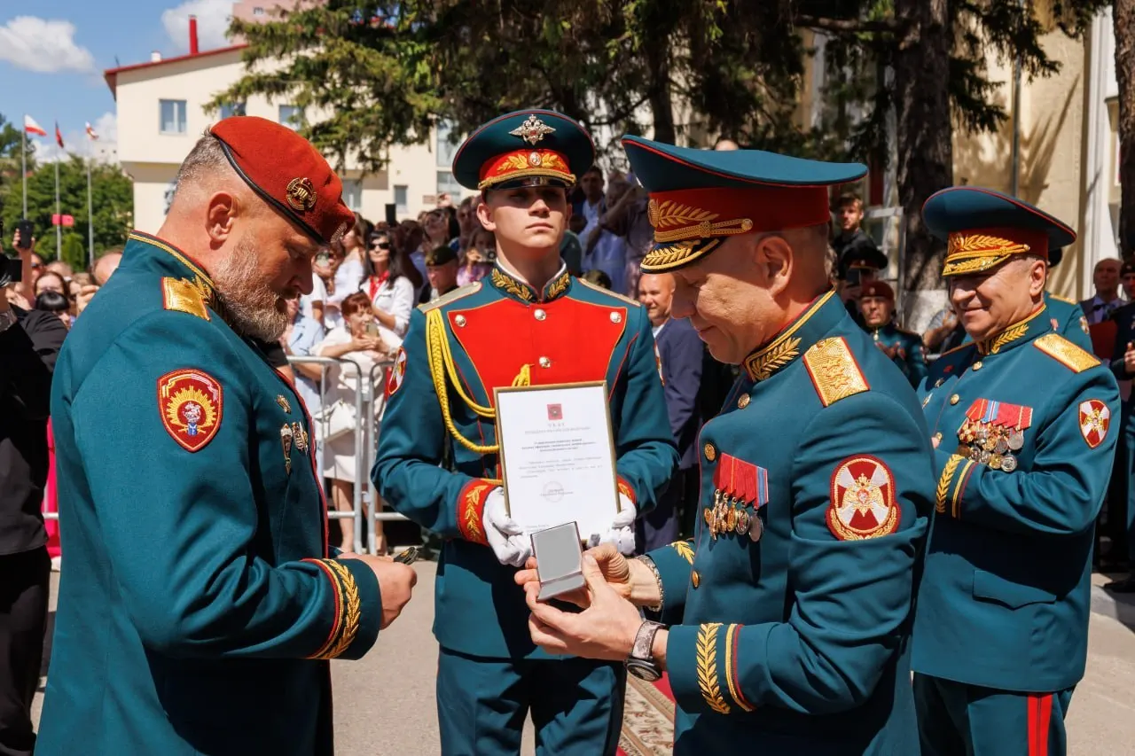Начальнику саратовского военного института Александру Белоглазову официально присвоено воинское звание генерал-лейтенанта; погоны вручил главный командующий войсками национальной гвардии.
