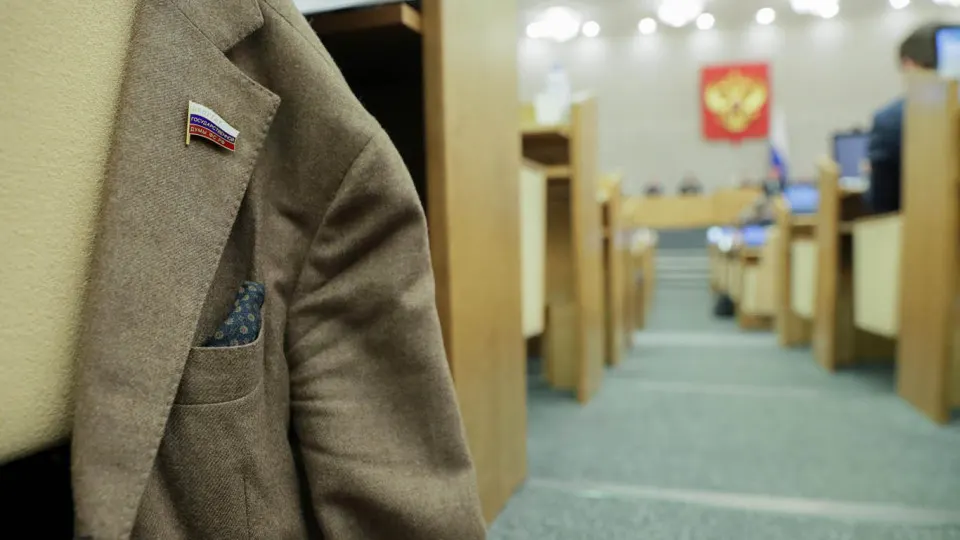 Правительство одобрило инициативу, которая отменяет ответственность региональных парламентариев за отсутствие или несвоевременную подачу деклараций. Поправки требуют доработки — в отзывах отмечают пробелы по учету декларирования при назначениях.