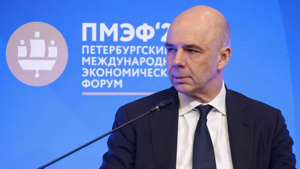 Минфин столкнулся с отказом инвесторов от государственных облигаций: на последних аукционах объём продаж оказался ниже 10 млрд руб. На фоне неопределённости с бюджетными расходами и прогнозов дефицита рынок ждёт решений ЦБ и Минфина.