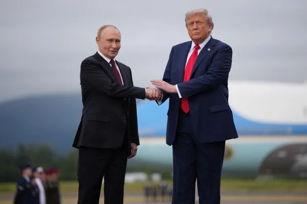По данным информированных источников, Дональд Трамп планирует обсудить с Владимиром Зеленским и затем по телефону — с Владимиром Путиным вопросы, в том числе прекращения войны между Россией и Украиной; саммит НАТО в Анкаре пройдет 7–8 июля.