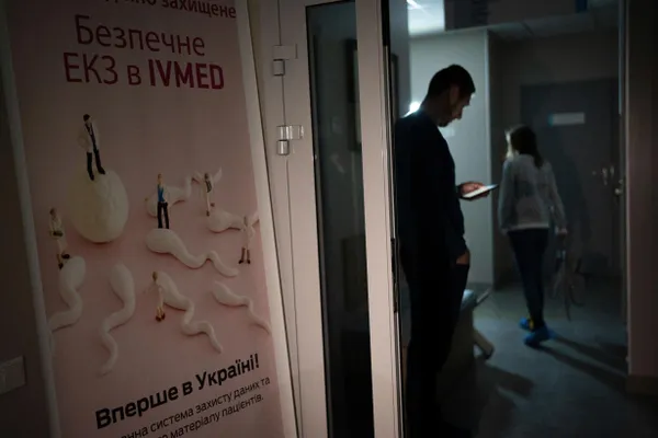 Депутаты единогласно приняли поправки в закон «О ветеранах»: вспомогательные репродуктивные технологии, включая ЭКО, станут бесплатными для жен участников боевых действий и вдов при соблюдении условий; суррогатное материнство не покрывается.