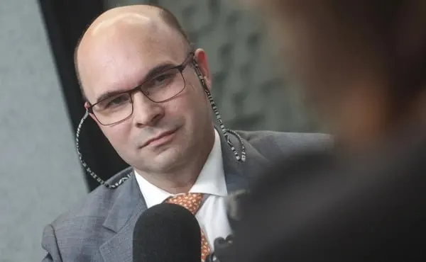 В ходе прямой линии заместитель председателя Банка России Алексей Заботкин в течение часа отвечал на вопросы слушателей. Он пояснил, почему нельзя зафиксировать курс рубля по китайскому образцу, назвал главные драйверы курса и исключил заморозку вкладов.