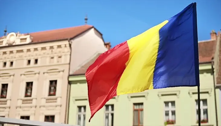 Бухарест объявил сотрудника дипмиссии персоной нон грата после того, как румынские военные 24–26 июля сбили три беспилотника, нарушивших границу; дипломатам показали обломки одного из дронов, а румынский посол в Москве отозван для консультаций.