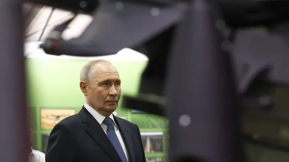 По словам президента, граждане добровольно направили почти 70 млрд руб. на цели СВО через Общероссийский народный фронт; при этом государственные военные расходы значительно растут и могут превысить запланированные суммы.