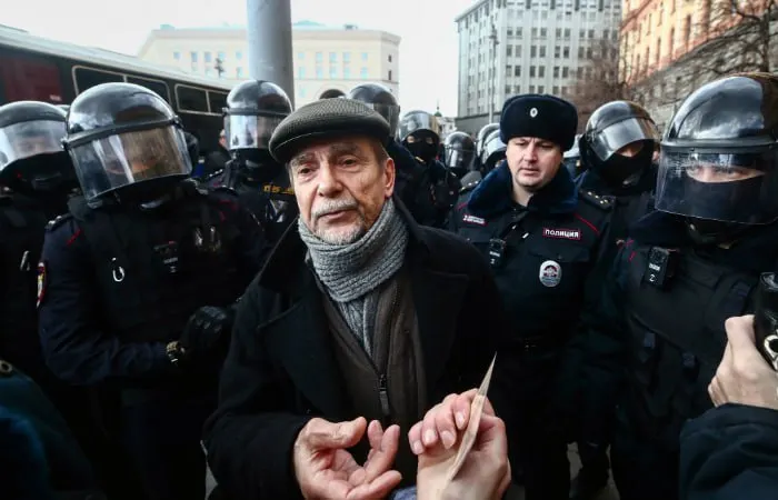 В Хорошевском суде Москвы началось заочное рассмотрение уголовного дела: прокуратура просит для 84‑летнего правозащитника 6,5 лет колонии и запрет на администрирование сайтов на 10 лет. Обвинения связаны с созданием «Института Андрея Сахарова» и публикациями без маркировки «иностранного агента».
