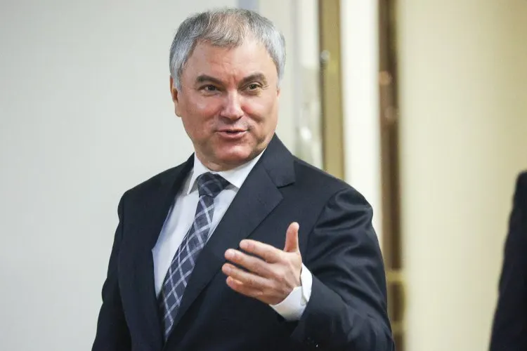 Спикер Госдумы предложил активнее использовать электротранспорт: по его словам, современные трамваи могут разгрузить дороги, улучшить экологию и стать более дешёвой альтернативой наземному метро там, где есть выделенные рельсовые полосы.