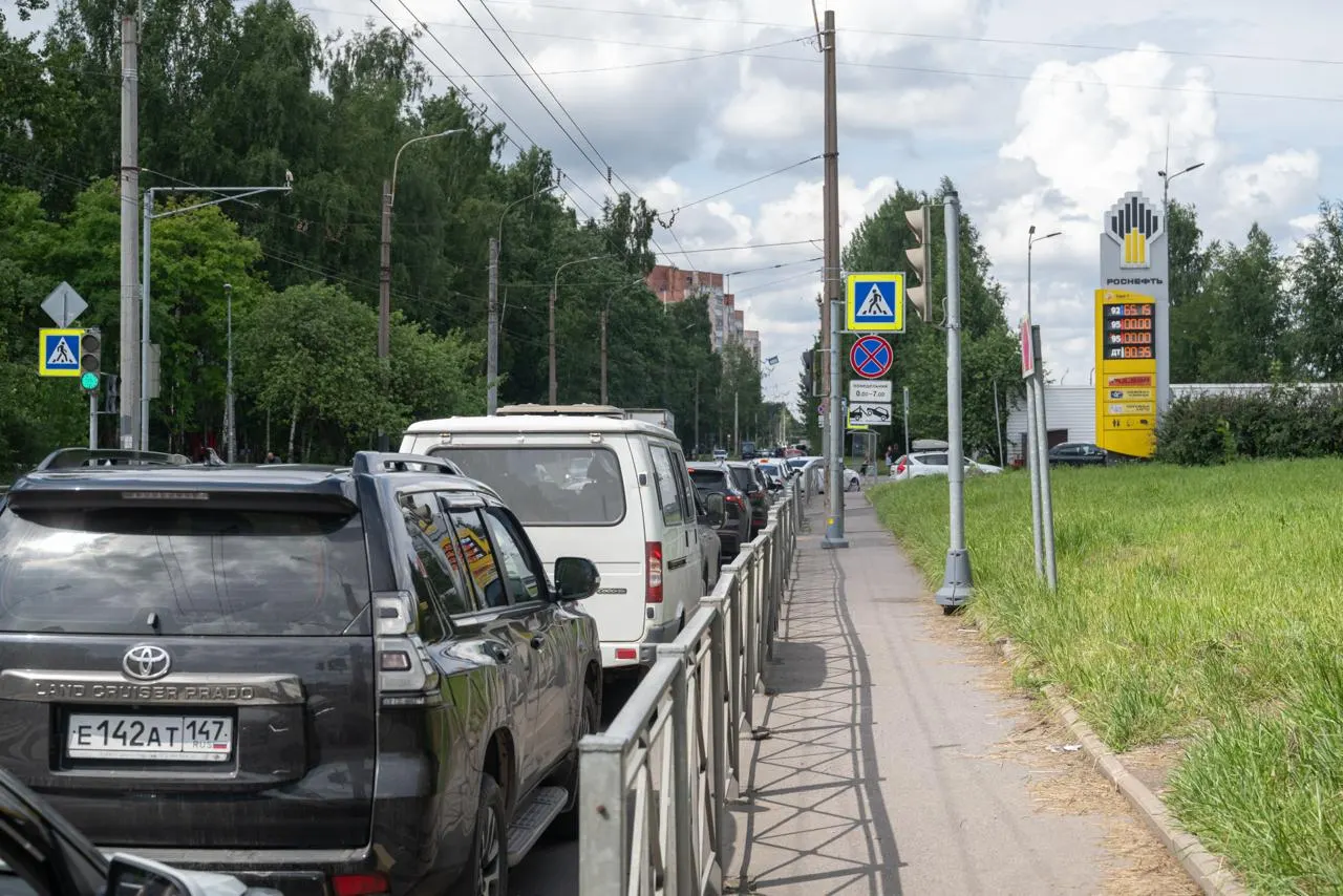 Проверка нескольких петербургских АЗС показала: в городе пока продолжают поставлять бензин Евро‑5. Персонал отмечает наличие запасов и предлагает самим проверять паспорта топлива.