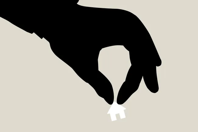 Новый закон позволяет арестовывать имущество граждан, находящихся за границей, как обеспечительную меру. Инструкция: какие риски возникают, как переписать или продать квартиру через доверенность, налоги и порядок регистрации.