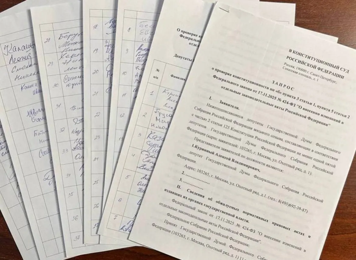 Депутат от Ульяновской области Алексей Куринный собрал 73 подписи для обращения в КС о противоречии нового закона об обязательной отработке студентов-медиков Конституции; для подачи требуется 90 подписей.