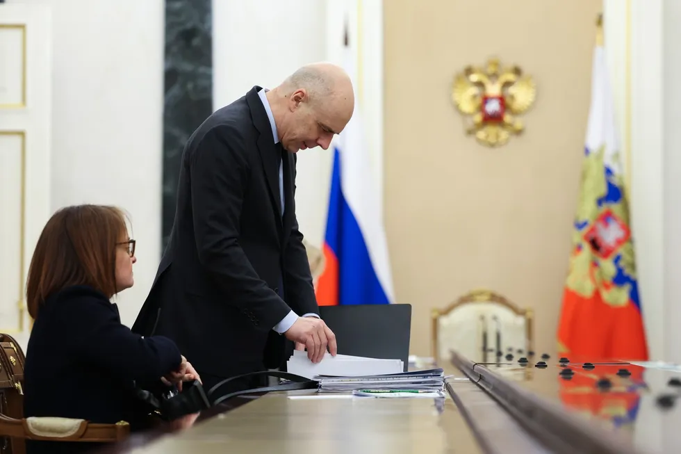 Госдума разрешила Минфину увеличивать бюджетные расходы и занимать сверх формальных лимитов без повторного согласования с парламентом. Эксперты предупреждают: это снижает предсказуемость фискальной политики, повышает риски инфляции и долговой нагрузки и усложняет работу бизнеса и Центробанка.