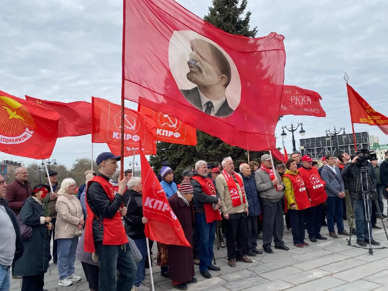 Законодатели подготовили поправки, призванные защитить партии от бюрократических отказов при регистрации списков. Новые нормы начнут действовать не сразу, что может повлиять на допуск оппозиционных и непарламентских сил к ближайшим выборам.