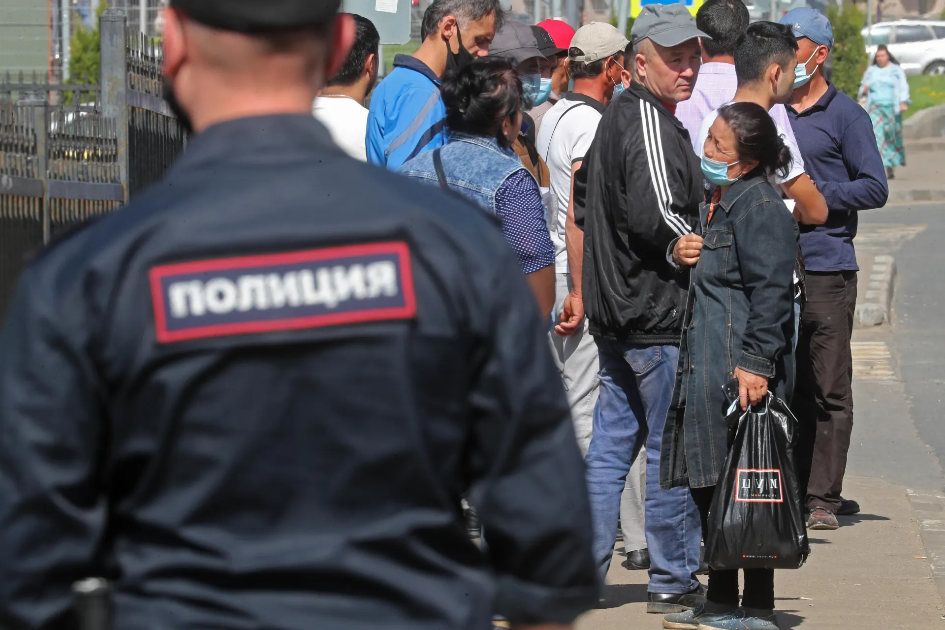 Во втором чтении законопроекта о выдворении иностранцев предлагают добавить неповиновение пограничникам и дискриминацию в перечень правонарушений, влекущих обязательную депортацию.