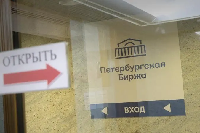 С 21 июля биржа требует, чтобы закупки бензина осуществлялись либо для собственных нужд, либо для заранее указанного конечного получателя; посредники смогут работать только от имени конечного покупателя. Мера вводится на фоне дефицита и снижения продаж на биржевых площадках.