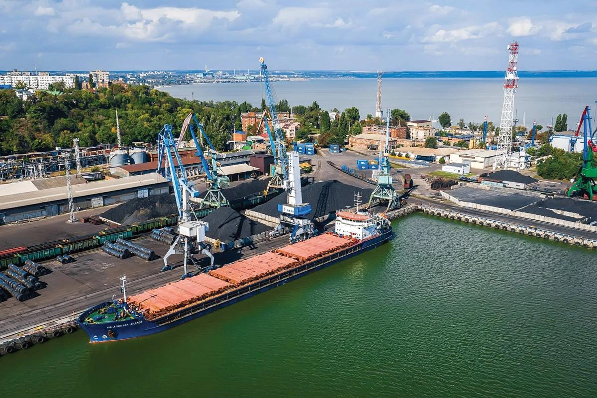 Из‑за ударов беспилотников отгрузки из портов Азовского моря прекратились, власти предложили покрыть до 90% расходов на перевозку зерна в порты Чёрного и Балтийского морей; трейдеры уже подают заявки.