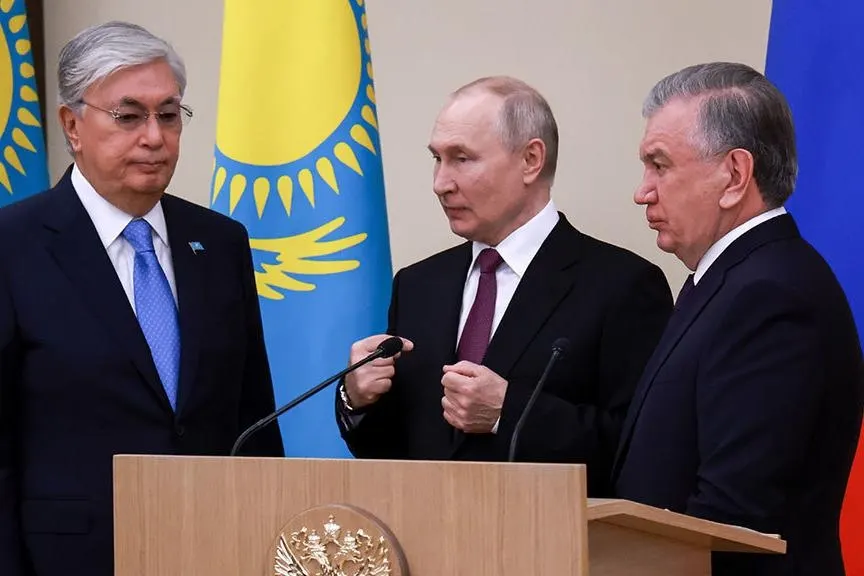 Российский президент дал правительству указание обсудить изменения в договорах о военно‑техническом сотрудничестве с Казахстаном и Узбекистаном на фоне западных ограничений на поставки двухназначной продукции.