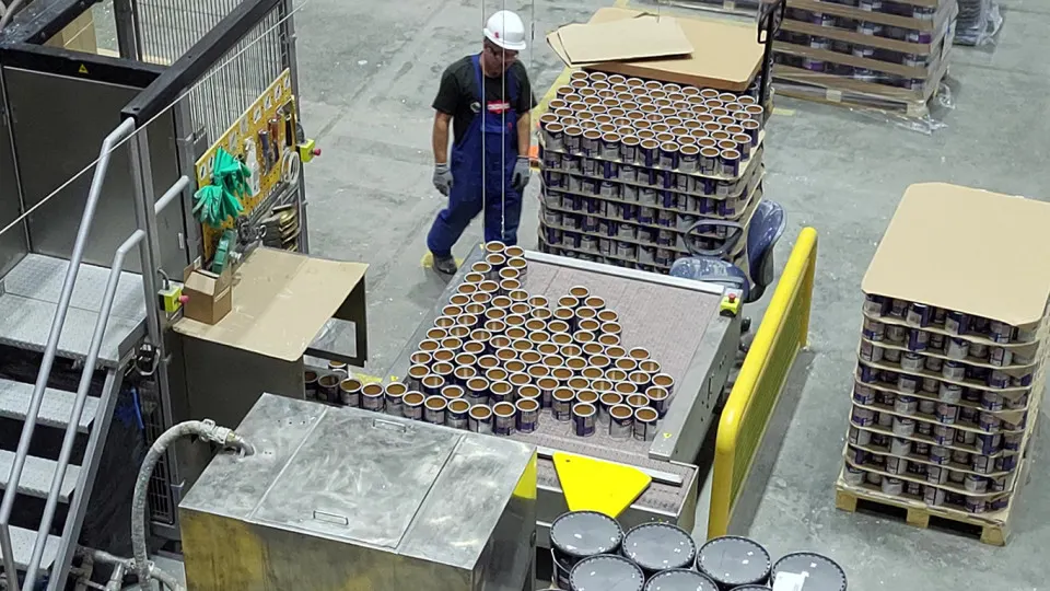 Указом президента доли в российских компаниях Akzo Nobel переданы во временное управление АО «Развитие строительных активов». Получатель, по данным источников, связан со структурами «Ростеха», а руководит им Тимур Амиров. Ранее та же компания получила контроль над российской «дочкой» Rockwool.