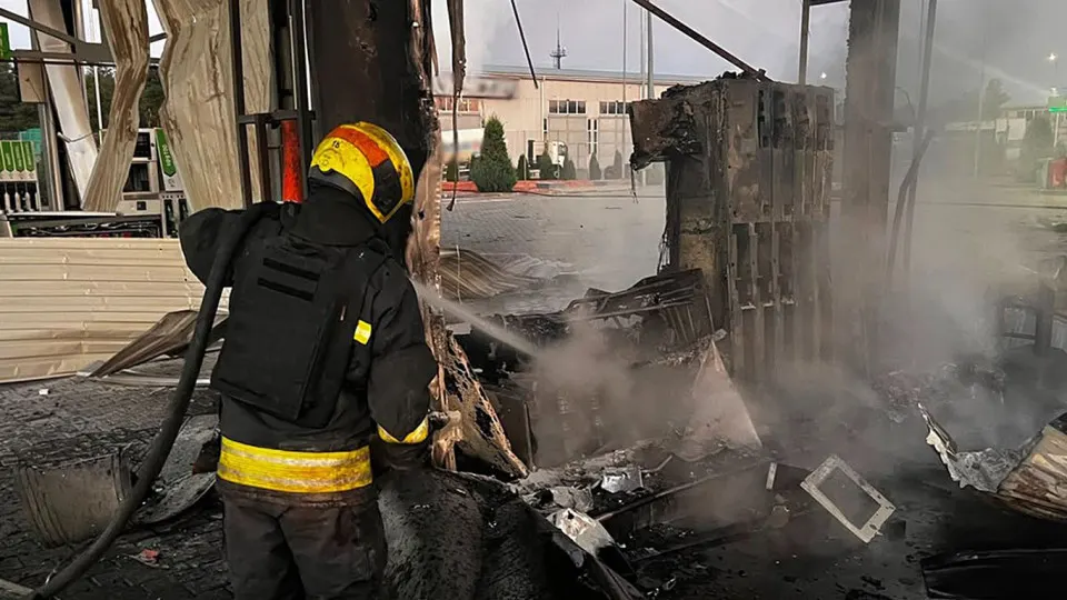Ночью 1 июля в Днепропетровской области произошли удары беспилотников: повреждены пять автозаправочных станций, одна женщина погибла, трое ранены. Атака совпала с глубокой нехваткой топлива и резким ростом цен в России.